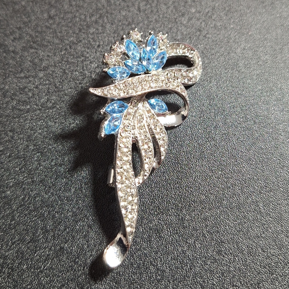 💎NEW - Elegant Baby Blue Rhinestone, With Faux Diamond & Sliver Tone Accents